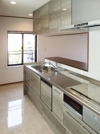 二階に水周りを新設、階段も架け替え二世帯住宅に 二階に水周りを新設、階段も架け替え二世帯住宅に